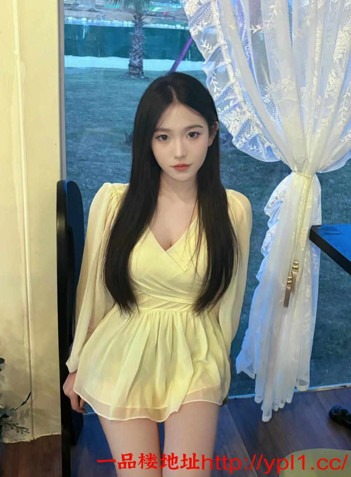 白嫩温柔甜妹